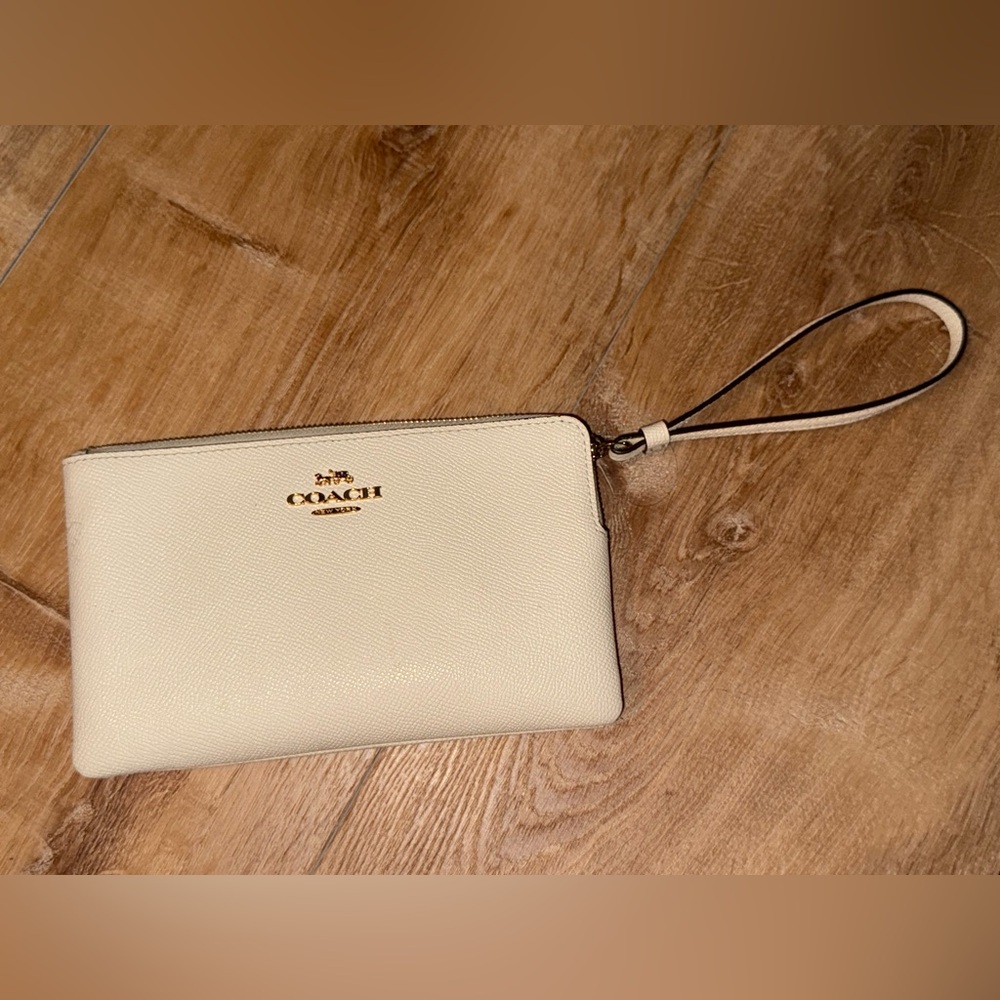 Coach Corner Zip Wristlet White Pebbled Leather